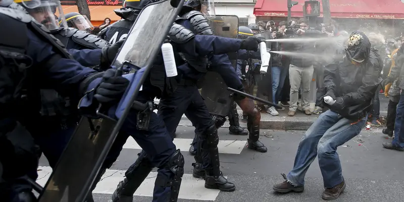 20151129-Polisi Bentrok dengan Pemrotes Konferensi Perubahan Iklim di Prancis