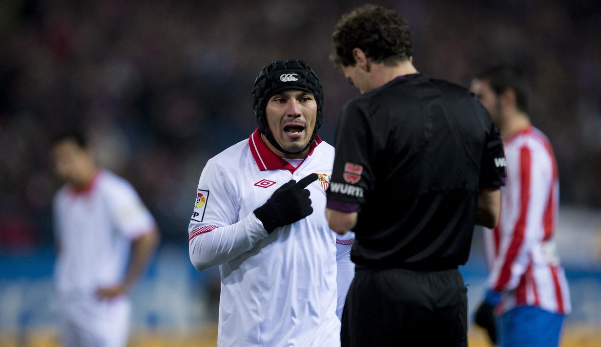 Gary Medel menjadi salah satu pemain Sevilla yang paling banyak dikeluarkan dari lapangan oleh wasit. Pemain Chile tersebut telah dikeluarkan oleh wasit sebanyak 4 kali selama membela Sevilla. (AFP/Dani Pozo)