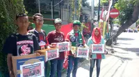 Kelompok suporter Persewangi mengadakan penggalangan dana di jalanan Banyuwangi. (Bola.com/Robby Firly)