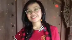 Berita video TikTok Bola.com kali ini menampilkan para awak tim video Bola.com yang melakukan pass the jersey, mulai dari yang memakai kaus Manchester United hingga Timnas Indonesia.