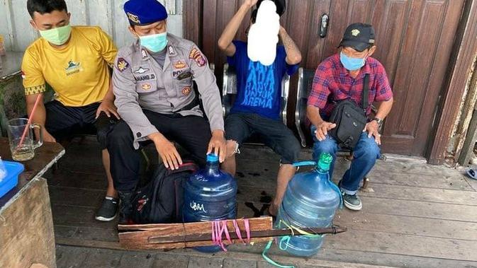 Tak ada ongkos untuk pulang, Dedik nekat berenang dengan berbekal dua galon kosong untuk menyebrang ke Malang. (Sumber: Instagram/ndorobeii via merdeka.com)