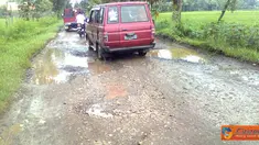 Citizen6, Tegal: Jalan Desa Jatibogor, Kecamatan Suradadi sampai Desa Kemantran, Kecamatan Kramat, Kabupaten Tegal, merupakan salah-satu jalur alternatif menuju ke Jawa Tengah selain Jalur Pantura, Tegal. (Pengirim: Zimi)