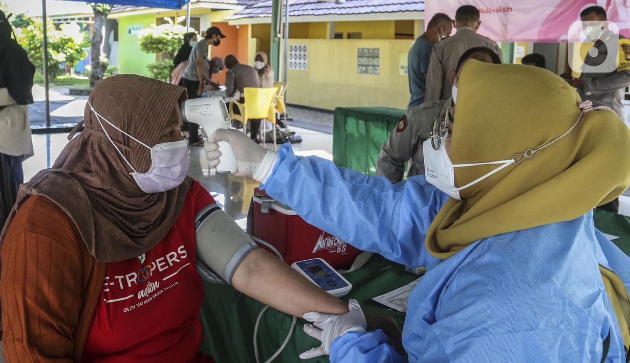 Warga menjalani pemeriksaan kesehatan saat mengikuti vaksinasi booster COVID-19 di Taman Pemuda Pratama, Depok, Jawa Barat, Kamis (7/4/2022). Bagi warga yang sudah vaksin dua kali masih perlu tes antigen, dan yang sudah vaksin booster lengkap tidak perlu tes apa-apa. (Liputan6.com/Johan Tallo)