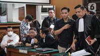 Terdakwa kasus dugaan pembunuhan berencana terhadap Brigadir Nofriansyah Yosua Hutabarat, Richard Eliezer (kedua kanan) usai menjalani sidang lanjutan di Pengadilan Negeri Jakarta Selatan, Rabu (7/12/2022). Ferdy Sambo menjadi saksi untuk terdakwa Richard Eliezer, Ricky Rizal dan Kuat Ma'ruf di persidangan perkara pembunuhan berencana Brigadir J. (Liputan6.com/Faizal Fanani)