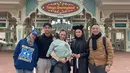 The Baldys, keluarga Nola B3 dan Baldy Mulya Putra merayakan pergantian tahun di Jepang. Bersama keempat anaknya, pasangan yang menikah pada 2004 ini mengunjungi berbagai destinasi wisata populer dan menyenangkan. Di antaranya Disneyland dan bermain di tempat bersalju. (Liputan6.com/IG/@riafinola)