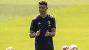 Striker Juventus, Cristiano Ronaldo, saat sesi latihan jelang laga Liga Champions di Turin, Selasa (9/4). Juventus akan berhadapan dengan Ajax Amsterdam. (AFP/Marco Bertorello)