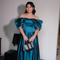 Di malam spesial itu, Amel mengenakan gaun panjang berwarna teal yang membuatnya cantik dan anggun bak Cinderella. [Foto: IG/ussypratama].
