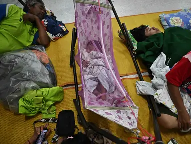 Para pengungsi berlindung di salah satu aula Universitas Surindra Rajabhat, di provinsi perbatasan Thailand, Surin, pada 24 Juli 2025. (Lillian SUWANRUMPHA/AFP)