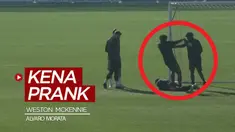 Berita video momen pemain muda Juventus, Weson McKennie, kena prank Alvaro Morata jelang laga matchday 4 Liga Champions 2020/2021.