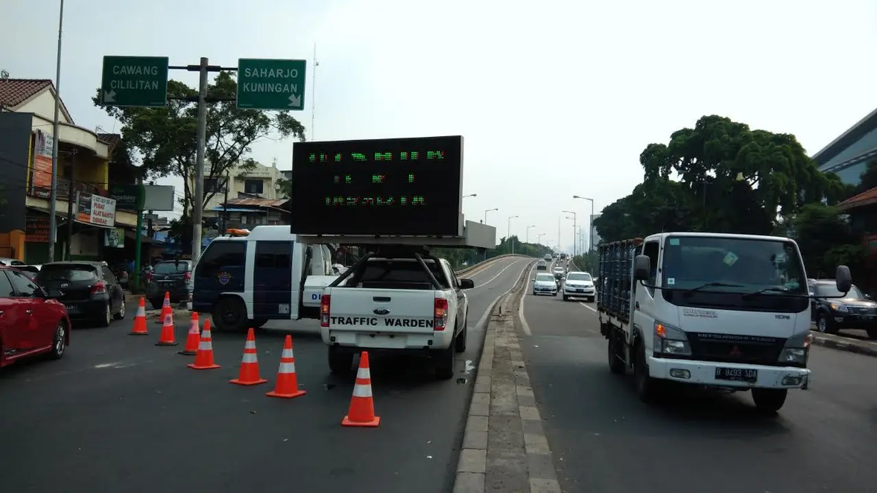 Penutupan jalan menuju Kampung Melayu, Jakarta Timur jelang kedatangan Presiden Jokowi
