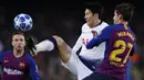 Gelandang Tottenham Hotspur, Son Heung-min, mengontrol bola saat melawan Barcelona pada laga Liga Champions di Stadion Camp Nou, Spanyol, Selasa (11/12). Kedua tim bermain imbang 1-1. (AP/Manu Fernandez)