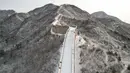 Hujan salju yang terjadi semalaman menyebabkan Tembok Besar Cina tertutup salju. (GREG BAKER/AFP)