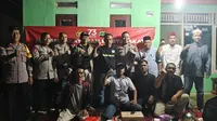 Kasat Samapta Polres Metro Depok, Kompol Hendra menyambangi warga RW2 Kelurahan Pondok Jaya, Kecamatan Cipayung, Kota Depok. (Liputan6.com/Dicky Agung Prihanto)