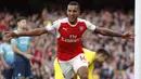 Penyerang Arsenal, Theo Walcott, merayakan gol yang dicetaknya ke gawang Swansea pada laga Premier League di Stadion Emirates, London, Sabtu (15/10/2016). Arsenal menang 3-2 atas Swansea. (Reuters/John Sibley)