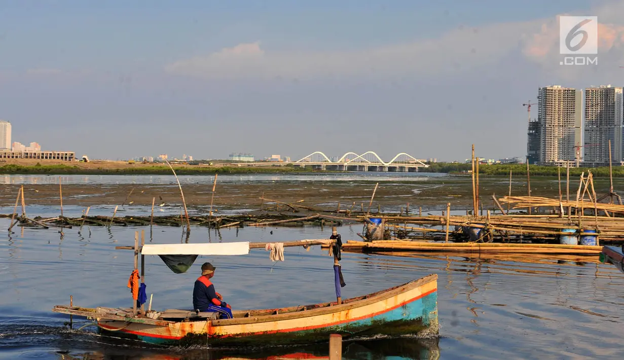 Nelayan melintasi area permukaan air laut yang menyurut di sekitar pesisir Kamal Muara, Jakarta, Kamis (15/3). Fenomena turunnya permukaan air di daerah ini lebih terlihat jelas ketika laut tidak pasang. (Merdeka.com/Iqbal S Nugroho)