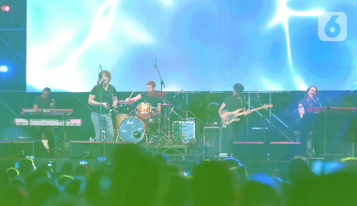 Kelompok musik asal Amerika Serikat, Hanson beraksi pada acara The 90's Festival di Jakarta, Sabtu (23/11/2019). Hanson membawakan hits-nya seperti Waiting For This, Where The Love, And I Waited, This Time Around dan MMMBop. (Liputan6.com/Herman Zakharia)