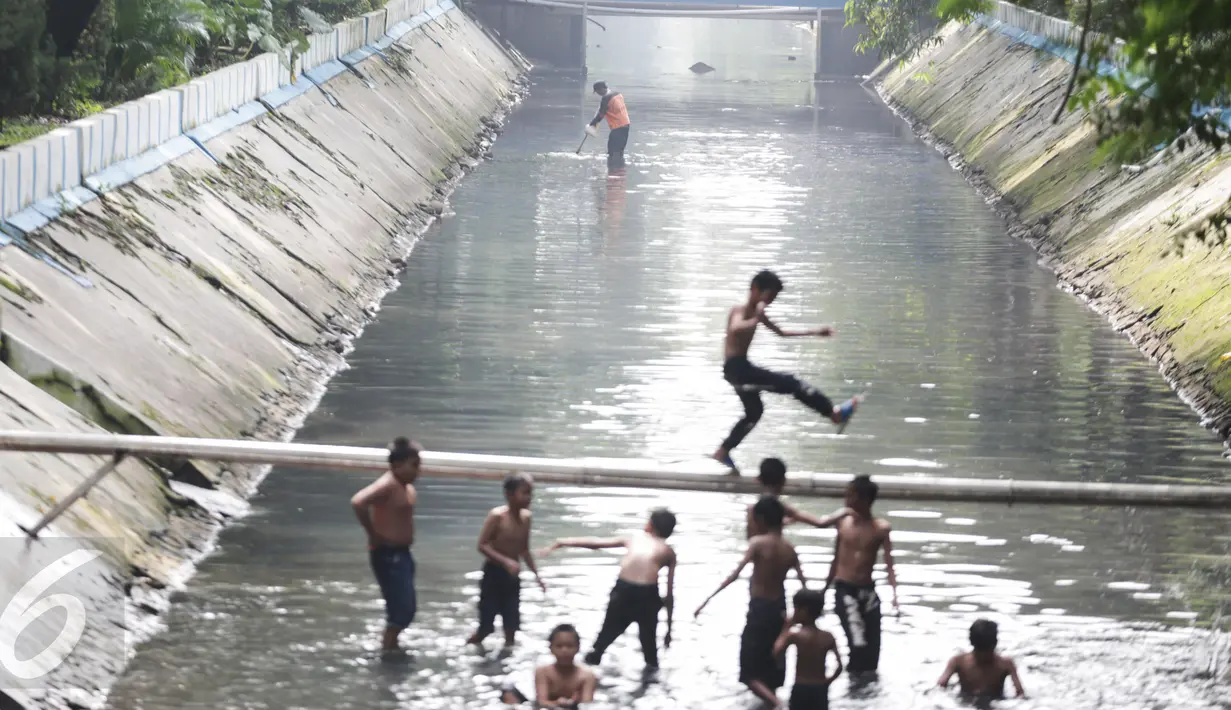 Seorang petugas PHL membersihkan aliran Kali Gresik di Jalan Muhammad Yamin, Menteng, Jakarta, Minggu (26/2). Kondisi kali di Kota Jakarta yang bersih dan terawat mendapatkan respon positif bagi warga Ibu Kota. (Liputan6.com/Faizal Fanani)