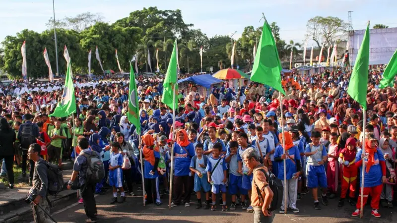 Ribuan pelajar dan masyarakat umum bersiap membuat rekor baru minum jamu massal dengan jumlah 20.118 orang. (Foto: Liputan6.com/Muhamad Ridlo)