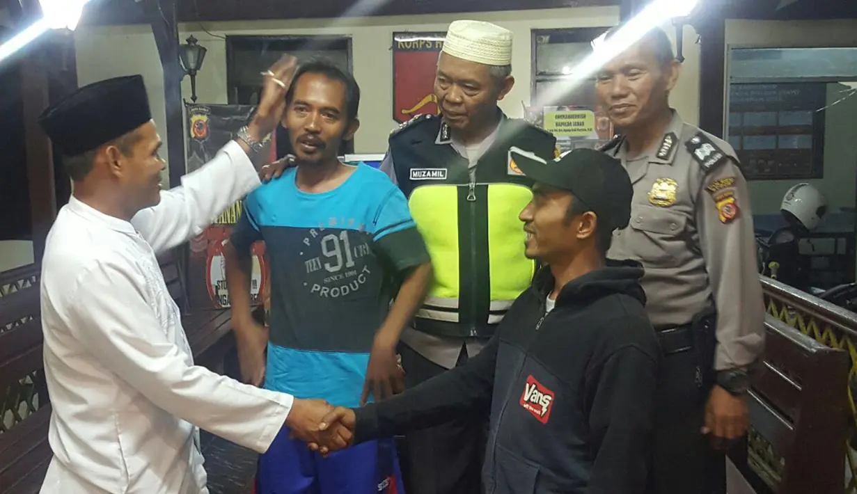 Kepolisian Resor Bogor mengamankan orang dengan gangguan jiwa di Kabupaten Bogor, Jawa Barat, Rabu (14/2). Usai diamankan, mereka dimandikan petugas, diberi pakaian yang layak dan diserahkan ke Dinsos Kabupaten Bogor. (Liputan6.com/HO/Polres Bogor)