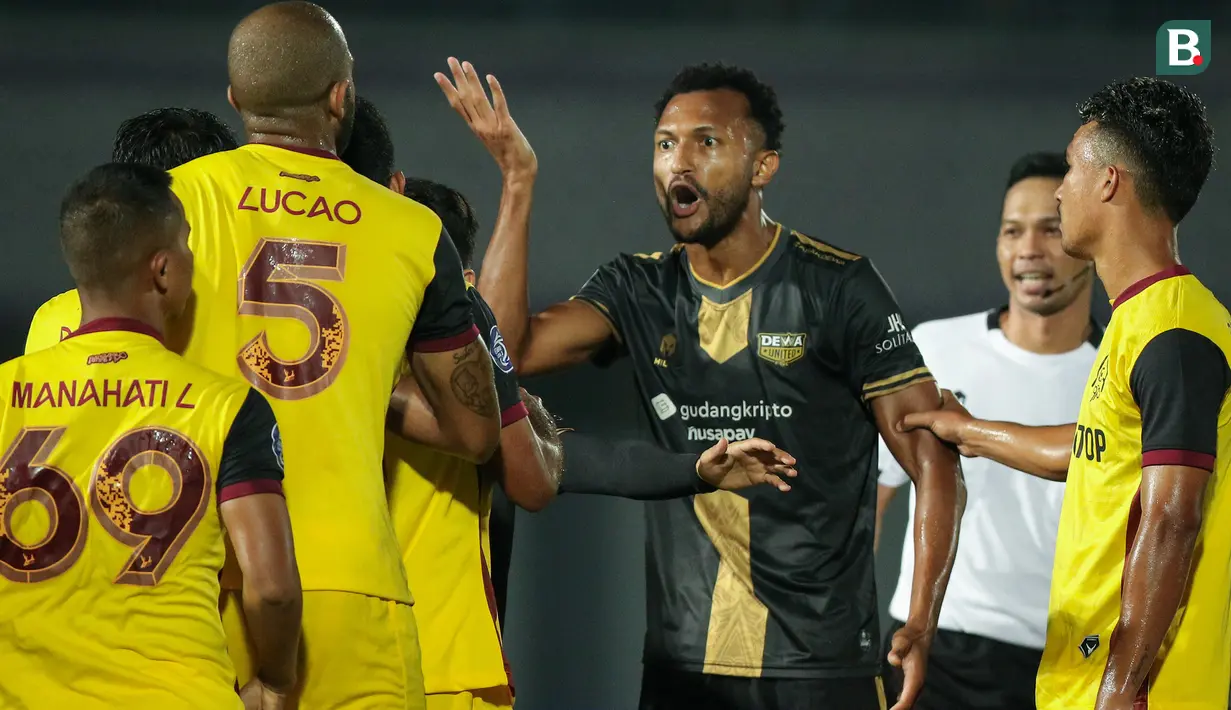 Pemain Dewa United, Lucas Ramos De Oliveira (tengah) bersitegang dengan pemain Persikabo 1973 dalam laga pekan ke-2 BRI Liga 1 2022/2023 antara Dewa United melawan Persikabo 1973 di Indomilk Arena, Tangerang, Minggu (31/7/2022) malam WIB. (Bola.com/Bagaskara Lazuardi)