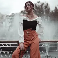 ilustrasi tips fashion pilihan warna baju yang cocok untuk kulit sawo matang/Gabb Tapic/pexels