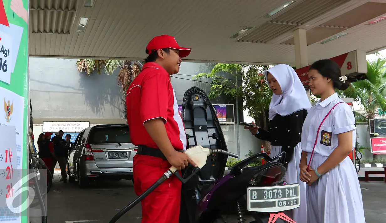 Petugas melayani konsumen saat HUT RI ke-71, Jakarta, Rabu (17/8). Menyambut HUT RI ke-71, Pertamina memberikan Pertalite gratis dengan syarat hafal teks proklamasi. (Liputan6.com/Angga Yuniar)