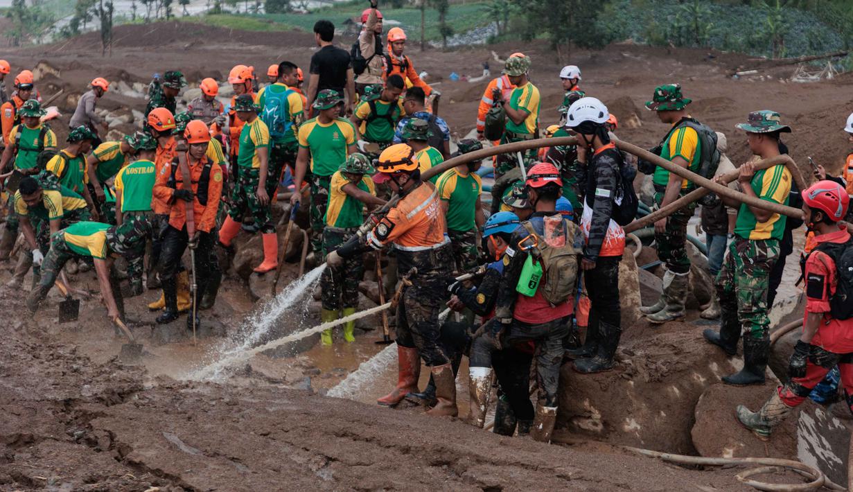 Terdapat sembilan alat berat jenis ekskavator dikerahkan untuk melakukan pencarian di sektor A dan sektor B. Tampak dalam foto, tim pencari dan penyelamat mencari korban yang terkubur longsor di Desa Pasirlangu, Cisarua, Kabupaten Bandung, Jawa Barat, pada 26 Januari 2026. (Aditya Aji/AFP)