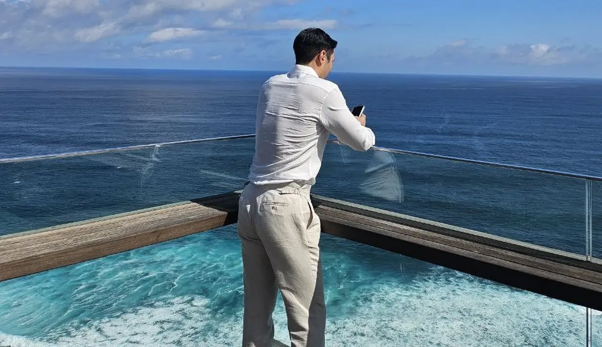 Salah satu yang jadi sorotan adalah komentar rekan satu grupnya yaitu Eunhyuk. "To buy the ocean too ?" kata dia. (Foto: Instagram/ siwonchoi)