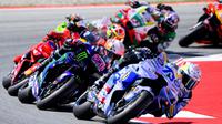 Pembalap MotoGP Spanyol dari tim BK8 Gresini Racing MotoGP, Alex Marquez, memimpin balapan di depan pembalap MotoGP Prancis dari tim Monster Energy Yamaha MotoGP, Fabio Quartararo, dan pembalap MotoGP Spanyol dari tim Ducati Lenovo, Marc Marquez, dalam Sprint Race MotoGP Grand Prix Catalonia di Circuit de Catalunya pada 6 September 2025 di Montmelo, pinggiran Barcelona. (Josep LAGO /AFP)