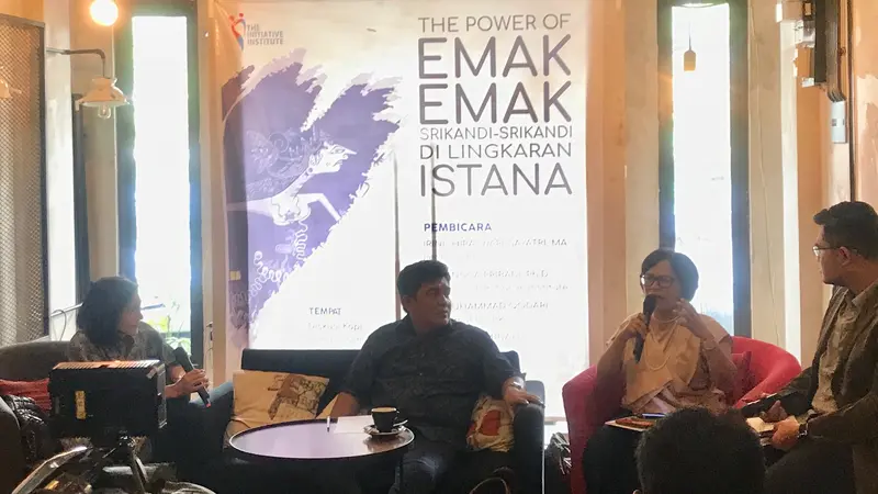 Diskusi [‘The Power of Emak-emak](3481341 ""): Srikandi-srikandi di Lingkaran Istana, di Diskusi Kopi, Jl Raya Halimun, Jakarta Pusat, Minggu (22/7/2018). (Liputan6.com/Yunizafira Putri)