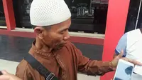 Orangtua perusak bendera Partai Demokrat mendatangi Mapolda Riau. (Liputan6.com/M Syukur)