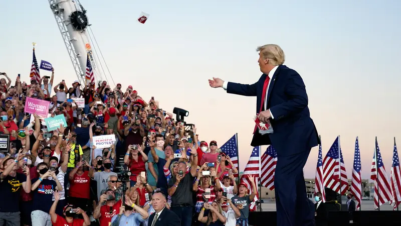 Donald Trump Lempar Masker ke Pendukung