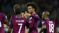 Striker Manchester City Leroy Sane (kanan) merayakan gol ke gawang West Bromwich Albion pada laga putaran ketiga Piala Liga Inggris di The Hawthorns, West Bromwich, Rabu (20/9/2017). (AFP/Oli Scarff)