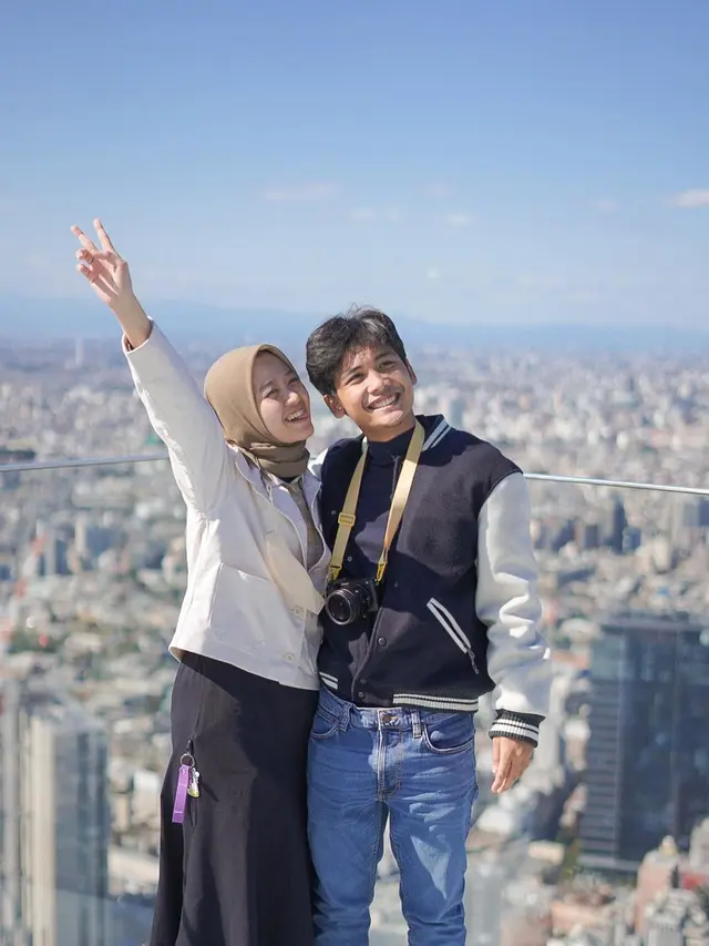 7 Potret Seru Bintang Emon dan Istri Liburan Ke Jepang, Bak Orang Masih Pacaran