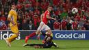 Kiper Moldova, Ilie Cebanu, hanya melihat bola yang meluncur masuk ke gawangnya lewat sepakan Gareth Bale pada Kualifikasi Piala Dunia 2018 di Stadion Cardiff City Stadium, Cardif, Wales Selatan, (6/9/2016) dini hari WIB. (AFP/Geoff Caddick)