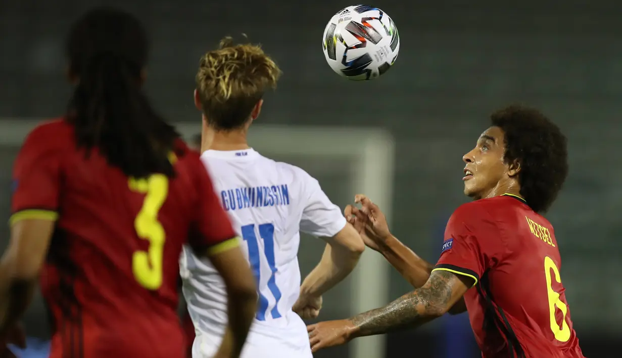 Gelandang timnas Belgia, Axel Witsel berebut bola dengan pemain timnas Islandia, Albert Gudmundsson pada matchday kedua UEFA Nations League A Grup 2 di King Baudouin Stadium, Rabu (9/9/2020) dini hari WIB. Belgia yang sempat tertinggal, menang telak 5-1 atas Islandia. (AP Photo/Francisco Seco)