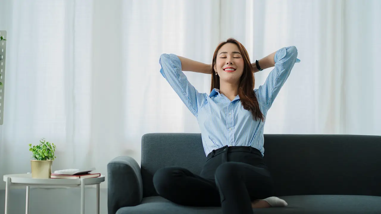 perempuan dan kemeja biru