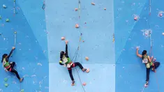 Aksi para atlet Panjat Tebing wanita asal Jawa Timur kategori Lead pada PON XIX Jabar 2016 di Cikole, Bandung, Minggu (18/9/2016). (Bola.com/Nicklas Hanoatubun)