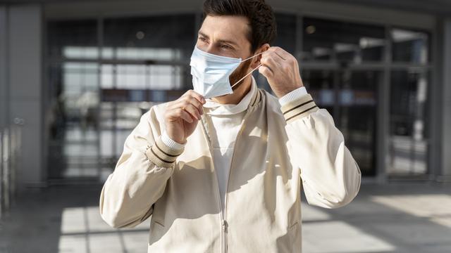 Ilustrasi mengenakan masker