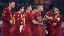 Para pemain AS Roma merayakan gol yang dicetak Diego Perotti ke gawang Wolfsberg pada laga Liga Europa di Stadion Olimpico, Roma, Rabu (12/12). Kedua klub bermain imbang 2-2. (AFP/Filippo Monteforte)