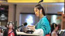 Peserta memainkan instrumen tradisional saat ambil bagian dalam peragaan busana "hanfu" di kota Shenyang, China timur laut pada Minggu (15/9/2019). Hanfu sendiri sebenarnya adalah baju tradisional Cina yang digunakan etnis Han China. (Photo by STR / AFP)