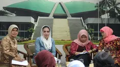 Anggota Komisi IX DPR Rieke Dyah Pitaloka (kedua dari kiri), bersama, Komisioner Komnas Perempuan Masruchah (kedua dari kanan), memberi keterangan pers di Kompleks Parlemen, Jakarta, Jumat (13/2/2015). (Liputan6.com/Andrian M Tunay)
