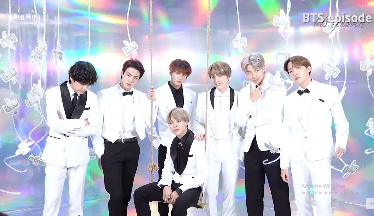 Ini adalah penampilan ketujuh member BTS saat menghadiri Jingle Ball yang diselenggarakan oleh KIIS FM di tahun 2019. Mereka mengenakan setelan tuksedo bernuansa putih yang dipadu dengan sentuhan warna hitam. Foto: Youtube Bangtan TV.