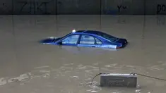 Sebuah mobil terendam banjir di terowongan di pinggiran selatan Beirut Ouzai, Lebanon (9/12/2019). Hujan deras membuat sejumlah rumah dan kendaraan di Lebanon terendam banjir dan melumpuhkan daerah-daerah dari ibukota Beirut, Lebanon. (AP Photo/Bilal Hussein)