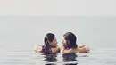 Yang terbaru, keduanya mengunggah saat sedang renang di sebuah tempat di daerah Bali. Keduanya membagikan ke akun instagram masing-masing dengan foto berbeda. (Instagram/alyssadaguise)
