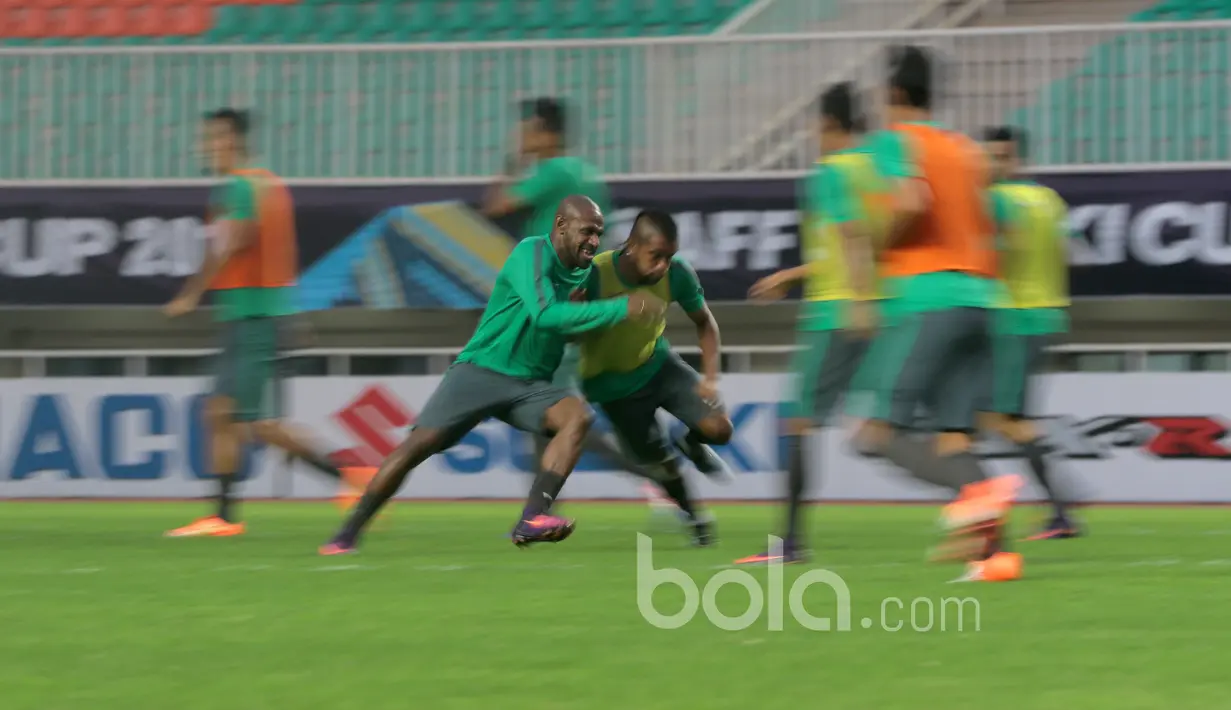 Boaz Solossa dan Manahati Lestusen berpasangan saat pemanasan Timnas Indonesia pada sesi uji coba lapangan jelang leg pertama Final Piala AFF 2016  di Stadion Pakansari, Bogor (13/12/2016).  (Bola.com/Nicklas Hanoatubun)