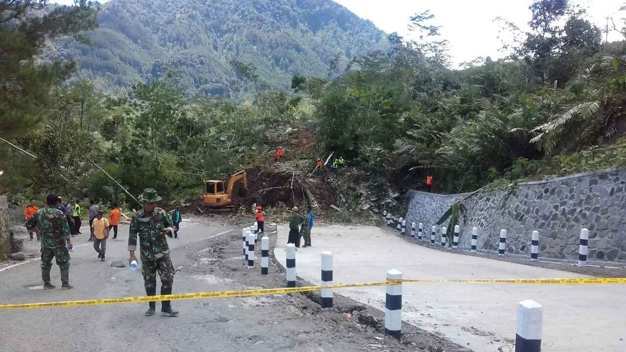 Kondisi tanah yang tertutup longsor sebelum dibersihkan. (Foto: Liputan6.com/RAPI Banjarnegara/Muhamad Ridlo)