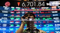 Pekerja menatap layar monitor yang menampilkan Indeks Harga Saham Gabungan (IHSG) di Bursa Efek Indonesia, Jakarta, Jumat (7/2/2025). (Liputan6.com/Angga Yuniar)