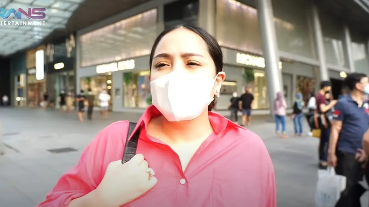 Nagita Slavina ngabuburit di Singapura. (Foto: YouTube/Rans Entertainment)