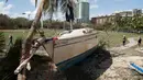 Sebuah kapal terhempas ke daratan akibat terhempas badai Irma di Coconut Grove, Florida, Senin (11/9). Badai Irma menghantam negara bagian Florida dengan kecepatan angin mencapai 200 km/jam. (SAUL LOEB/AFP)
